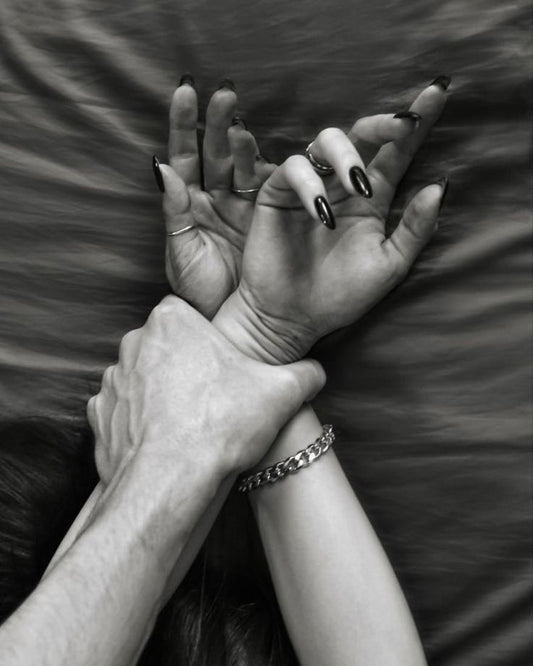 Couple holding hands - bdsm set 